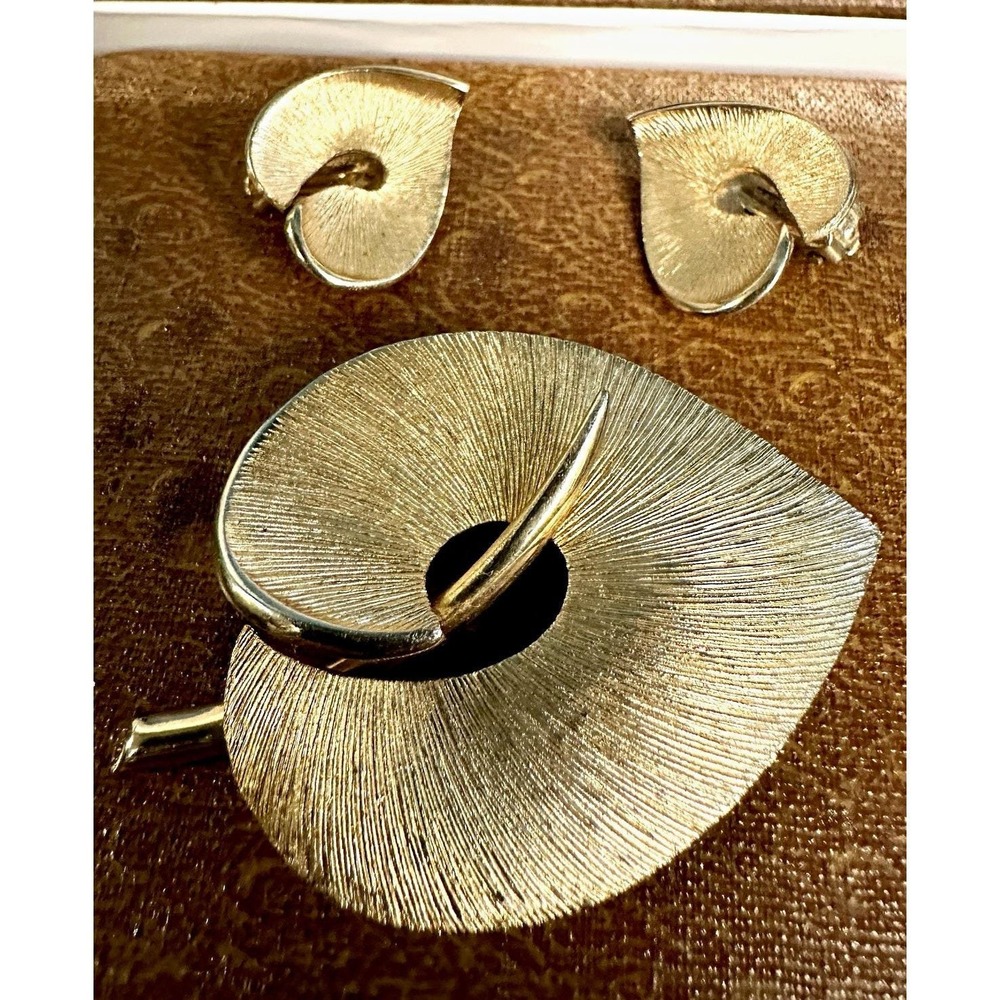 Pastelli Signed Abstract Leaf Textured Gold Tone Brooch & Clip-Ons - Picture 1 of 5
